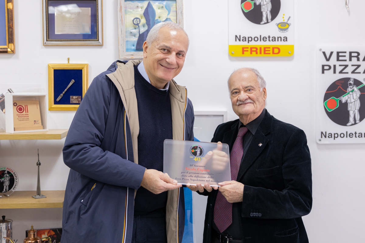 Vera Pizza Day: l'Assessore Caputo riceve una targa dal Presidente Pace