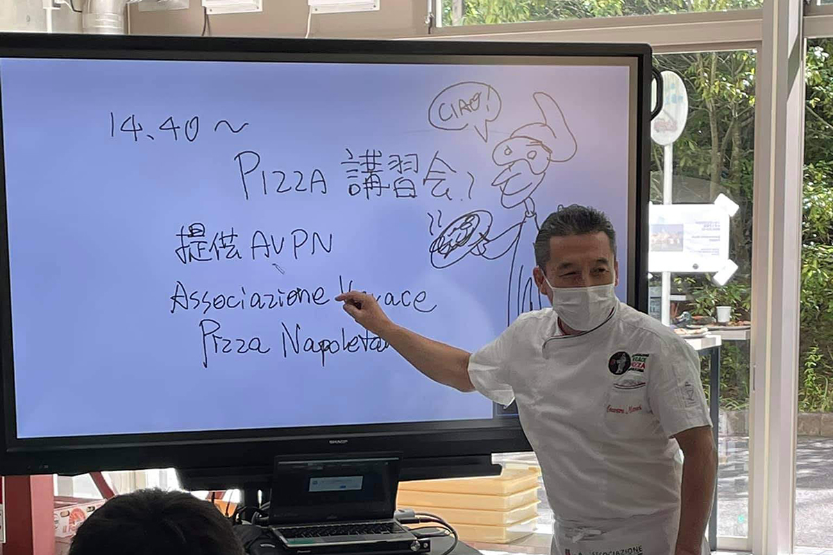 AVPN: la pizza sale in cattedra in Giappone. Per la prima volta al mondo un pizzaiolo nominato professore universitario