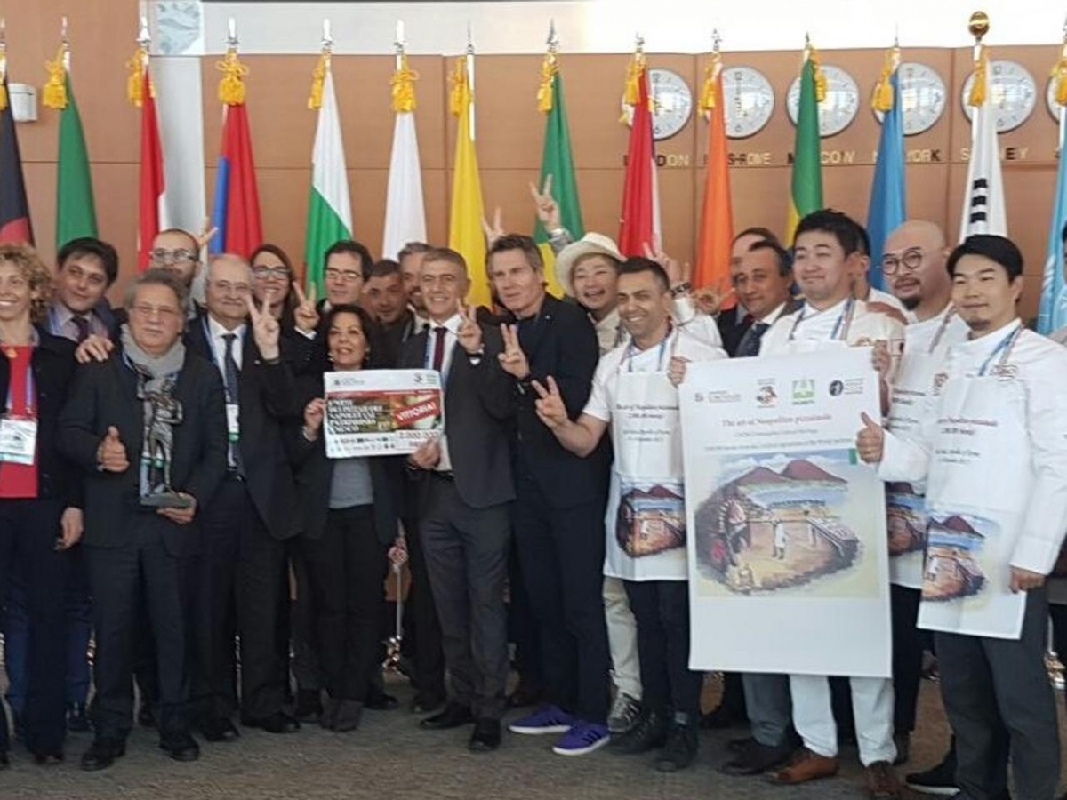 La statua del “Pizzaiolo Verace” è il regalo dei pizzaioli napoletani  alla città di Napoli per festeggiare il riconoscimento dell’Unesco.