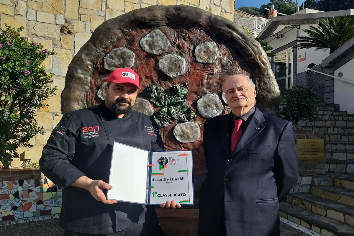 A very tight contest with over 600 affiliated pizza-makers who voted from all over the world. The Best AVPN Pizzeria 2022 goes to Casa De Rinaldi
